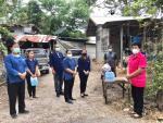ลงพื้นที่แจกถุงยังชีพให้กับผู้สัมผัสเสี่ยงสูงโรคโควิด-19...